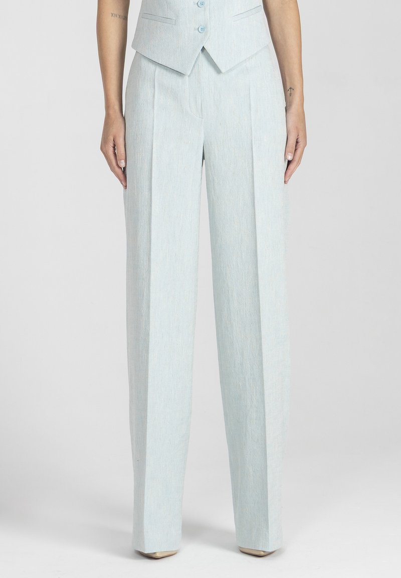 Jasnoniebieskie spodnie typu tailored z teksturowanym wykończeniem, wysokim stanem i szerokimi nogawkami, z plisami z przodu i gładkim materiałem.