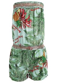 Combinaison sans bretelles avec imprimé tropical de feuilles de palmier vertes, de fleurs rouges, d'ananas et de texte rouge sur tissu bleu clair, avec taille et encolure smockées.