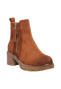 Stivaletto in suede marrone con punta rotonda, zip laterale e dettaglio a frange. Il tacco a blocco è testurizzato con scanalature orizzontali.