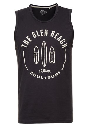 T-shirt nera senza maniche con grafiche di tavole da surf bianche e testo che recita "THE GLEN BEACH SOUL + SURF" e logo "s.Oliver".