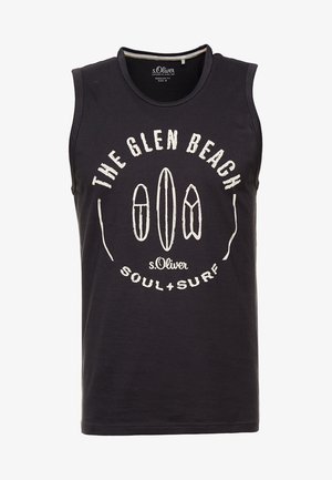 T-shirt sans manches noire avec des graphiques de planche de surf blancs et un texte indiquant "THE GLEN BEACH SOUL + SURF" ainsi que le logo "s.Oliver".