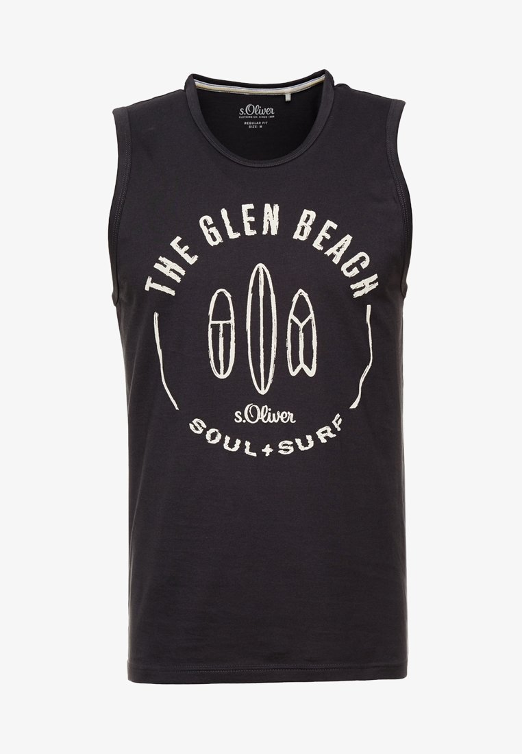T-shirt sans manches noire avec des graphiques de planche de surf blancs et un texte indiquant "THE GLEN BEACH SOUL + SURF" ainsi que le logo "s.Oliver".