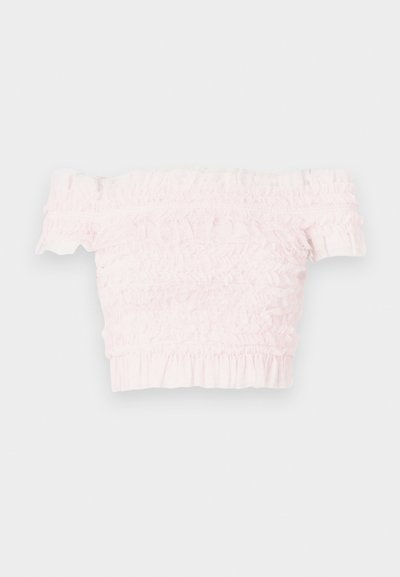 Lyserød top med bar skuldre, smocktekstur, flæsekant og elastik i kanten. Korte ærmer og tætsiddende design. Letvægtsstof.