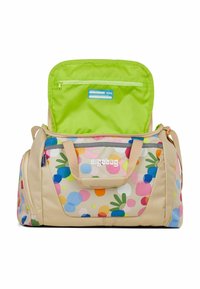 Bolsa de viaje multicolor con una base crema, que presenta patrones circulares en rosa, azul y verde. Se abre a un interior verde brillante.