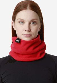 Scaldacollo rosso in pile con una consistenza morbida, dotato di un'etichetta nera del marchio. Ha una forma cilindrica e si piega per una copertura regolabile.