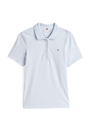 Lichtblauw poloshirt van zachte stof, met een drieknoopssluiting en een klein logo op de linkerborst. Korte mouwen en kraagontwerp.