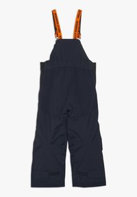 Mörkblå vattentät overall med justerbara orange axelremmar, elastisk midja, förstärkta knän och kardborreband vid ärmsluten för ett säkert sittande.