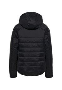 Svart vadderad jacka med huva, med en quiltad design och horisontella sömmar, tillverkad av lätt, vattenavvisande material.