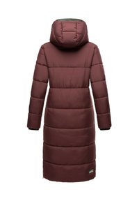Lång vinröd vadderad vinterjacka med huva och medellång design, visad bakifrån mot en vit bakgrund.