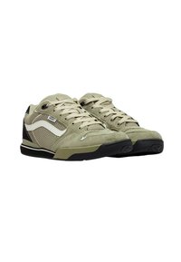 Zapatillas de ante y malla en verde oliva con un acento negro, puntera redonda, cierre con cordones y suela con patrones para mayor tracción.