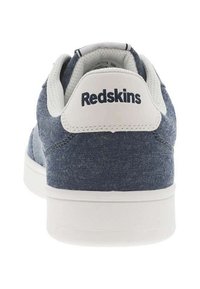 Sneaker in denim con suola in gomma bianca, dotata di collare e linguetta imbottiti, punta arrotondata e logo "Redskins" sul tallone.