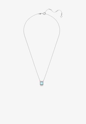 Silverfärgad kedjehalsband med en rektangulär turkospendant omgiven av små klara stenar, med en enkel lås och förlängningskedja.