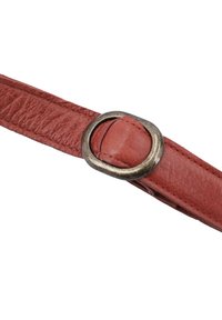 Cintura in pelle rossa con superficie testurizzata, bordi cuciti e una fibbia metallica rotonda con finitura spazzolata.