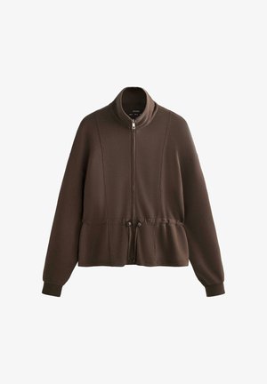 Giacca marrone con zip e colletto alto, in tessuto morbido, con vita regolabile e maniche lunghe. Presenta dettagli di cucitura discreti.
