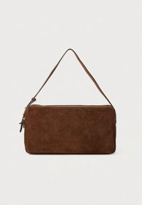 Borsa a tracolla in camoscio marrone con una texture liscia, forma rettangolare e chiusura frontale con cerniera superiore. Presenta una singola tracolla per un facile trasporto.