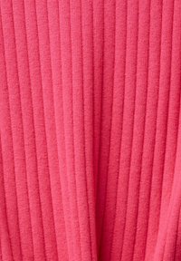 Gros plan sur un tissu en tricot côtelé rose montrant des lignes texturées verticales et les détails du matériau doux.