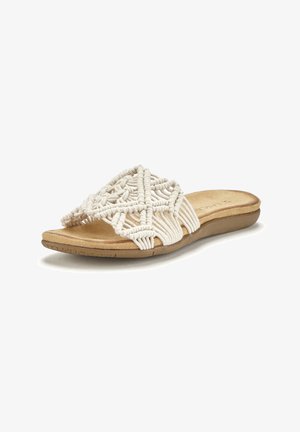 Sandaña deslizante blanca de macramé con un diseño de parte superior tejido, suela plana y una plantilla de textura suave. Adecuada para uso casual.