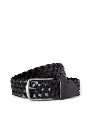 Schwarzer gewebter Ledergürtel mit rechteckiger silberner Metallschnalle, auf weißem Hintergrund aufgewickelt.