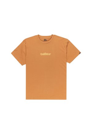 Tan t-paita lyhyillä hihoilla, jossa on keskellä rintaa vaaleankeltainen Quiksilver-logo, pyöreä kaula-aukko ja pieni logotagi vasemmassa hihassa.