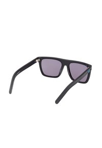 Černé plastové sluneční brýle s obdélníkovým rámem, fialovými skly a logem na levém spánku. Elegantní, hladký povrch a moderní design.