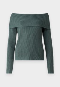 Maglione lavorato a maglia sceso sulle spalle di colore verde bosco, con texture a coste, maniche lunghe e un ampio scollo per un design aperto.