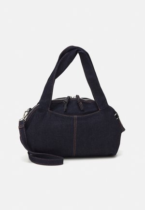 Petit sac à main en denim foncé avec deux petites poignées, une fermeture éclair avec languettes, et une bandoulière ajustable.