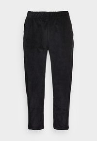 Černé kordové kalhoty s elastickým pasem, rovnými nohavicemi, vertikálními pruhy a měkkou texturou. Žádné viditelné kovové prvky nebo akcenty.