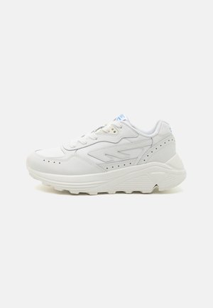 Bílé atletické tenisky s hladkým koženým svrškem, texturovanými detaily a polstrovanou podrážkou. Ozdobené jemným modrým logem a perforacemi.