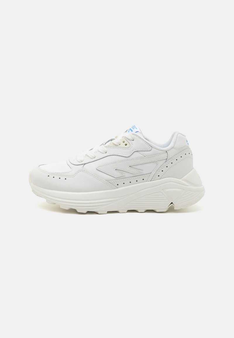 Baskets de sport blanches avec une tige en cuir lisse, des détails texturés et une semelle rembourrée. Accentées de subtils éléments de marque bleus et de perforations.