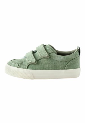 Grüner Canvas-Kinderschuh mit weißer Gummisohle und zwei Klettverschlüssen, Seitenansicht auf weißem Hintergrund.