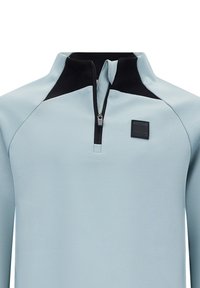 Pullover azzurro chiaro con colletto zip nero, caratterizzato da un tessuto strutturato e un'etichetta logo quadrata sul petto.
