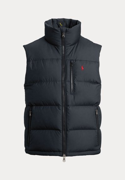 Čierna prešívaná vesta bez rukávov s vysokým golierom, predným zipsom, tromi vreckami na zips a malým červeným vyšívaným logom na hrudi.