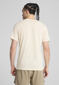 Lys beige kortærmet t-shirt med klassisk rund hals, lavet af et blødt materiale, med et simpelt og lige snit.