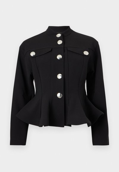 Μαύρο εφαρμοστό σακάκι με μακριά μανίκια, όρθιο γιακά, πεπλούμ τελείωμα και ασημένια κουμπιά με πατιλέτα εμπρός και στα θήκες στο στήθος.