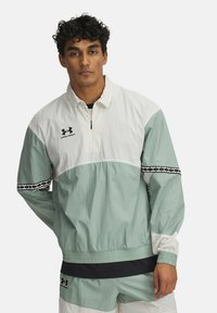 Under Armour - TERRACE96 DRILL - Vandeniui atspari striukė - silica green Miniatiūros vaizdas 1