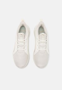Witte sportieve schoenen met een bovenwerk van mesh, vetersluiting en subtiele accenten. Rond neurom en gevoerde zool voor comfort.