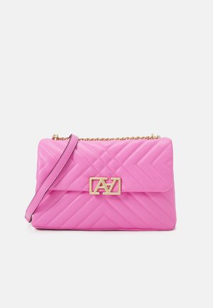 Lyserød quiltet læder crossbody taske med guldkæde og logo-lås. Har et chevronmønster og glat tekstur.