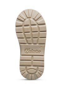 Světle béžová gumová podrážka boty s vzorovaným protiskluzovým dezénem, který obsahuje obdélníkové bloky a drážky, označená značkou "Naturino" a číslem "24."