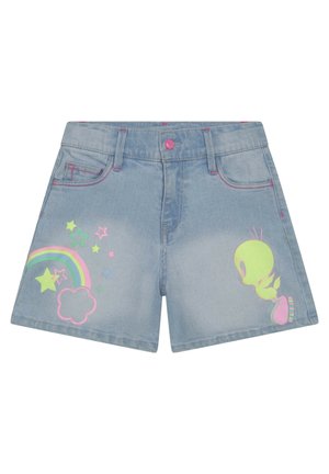 Jasnoniebieskie krótkie spodenki dżinsowe z różowym przeszyciem, z żółtym rysunkowym ptakiem na prawej nogawce oraz kolorową tęczą z gwiazdkami na lewej nogawce.