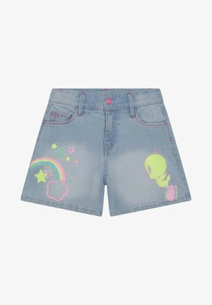 Jasnoniebieskie krótkie spodenki dżinsowe z różowym przeszyciem, z żółtym rysunkowym ptakiem na prawej nogawce oraz kolorową tęczą z gwiazdkami na lewej nogawce.