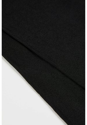 Tessuto nero, morbido e con una superficie liscia, presentato in strati piegati. Nessun motivo o hardware visibile.