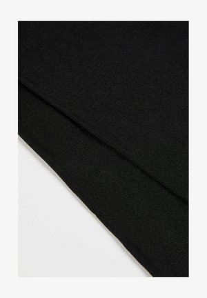 Čierna, mäkká tkanina s hladkým povrchom, zobrazená v preložených vrstvách. Žiadne viditeľné vzory ani kovanie.