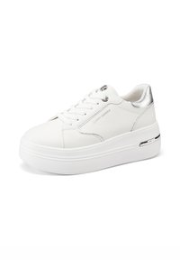 Sneaker bianca con tomaia in pelle texture, dettagli metallici argento sul tallone e suola piatta spessa bianca. Presenta chiusura con lacci.