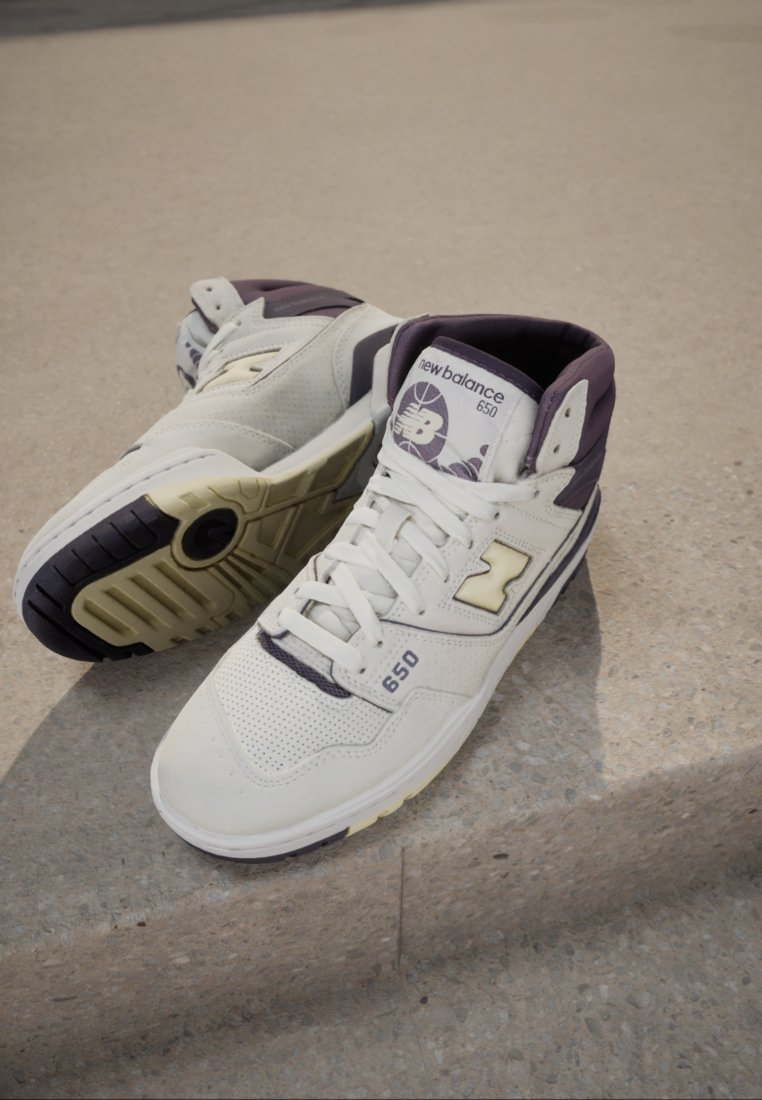 Sneakers New Balance 650 in bianco e viola chiaro. Presentano una tomaia in pelle e mesh, collo imbottito e suola in gomma texturizzata con accenti del logo.