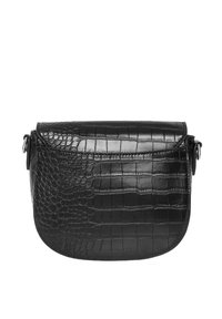 Czarna skórzana torba na ramię z fakturą krokodyla, zaokrąglonym dnem, klapką i metalowymi akcentami. Kompaktowy i elegancki design.