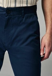 Next SLIM FIT LIGHTWEIGHT STRETCH - Vászonnadrágok - navy blue