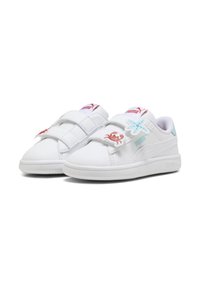 Hvite lær sneakers med borrelåsremmer, med fargerike krabbe- og sjøstjerne-patcher, og en teksturert gummisåle. Puma-logo på tungen.