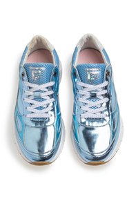 Sneaker metallizzati blu con lacci bianchi, pannelli in rete e loghi. Punta rotonda e suola imbottita. Texture liscia con accenti lucidi.