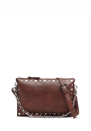 Cartera de mano de imitación cuero marrón con tachuelas plateadas a lo largo del borde, que presenta una cadena como correa y una forma rectangular. Cierre con cremallera en la parte superior.