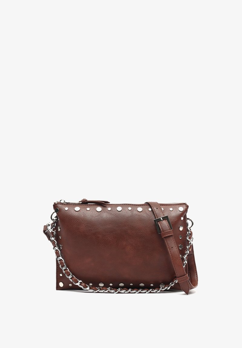 Borsa a pochette in ecopelle marrone con borchie argentate lungo il bordo, dotata di tracolla a catena e di forma rettangolare. Chiusura con zip sulla parte superiore.
